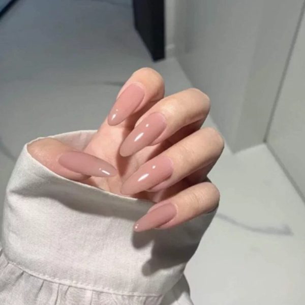 mode love Nude Nail Polish applied on nails
